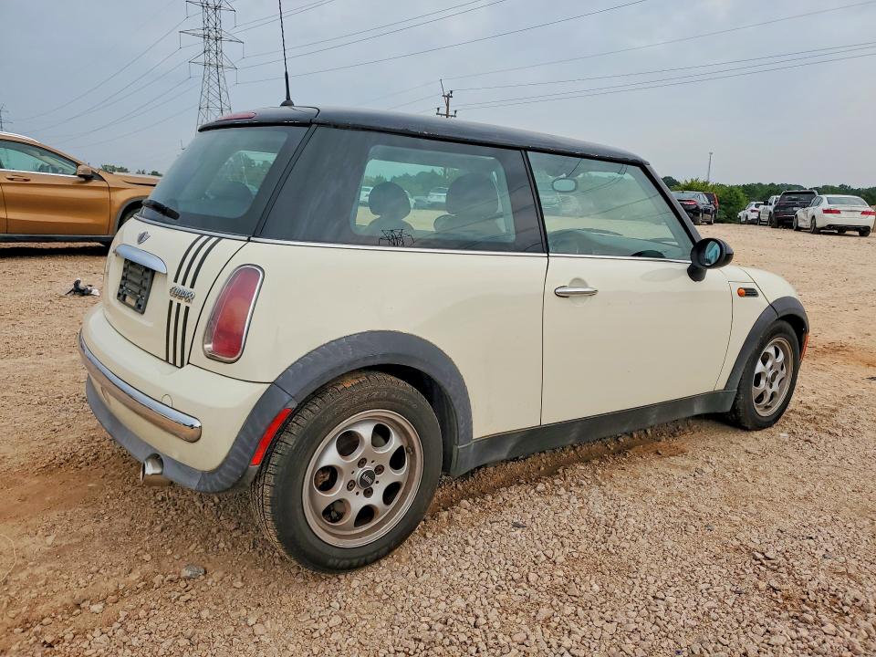 2003 Mini Cooper VIN WMWRC334X3TE13318 COPART salvage auction — MINOR DENT/SCRATCHES, NC - DEALER ONLY CLEAN TITLE, sold $225 on 2026-08-12 (photo 3)
