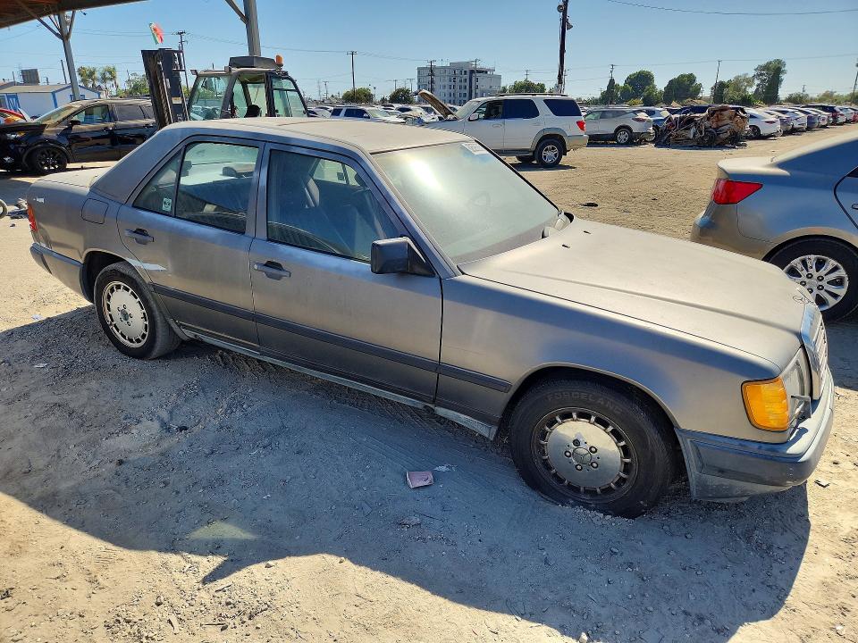1989 Mercedes-benz VIN WDBEA30D6KA878020 COPART salvage auction — MINOR DENT/SCRATCHES, Ca - Dis/Dlr/Exp Clean W/Salv Hist, sold $350 on 2026-07-27 (photo 4)