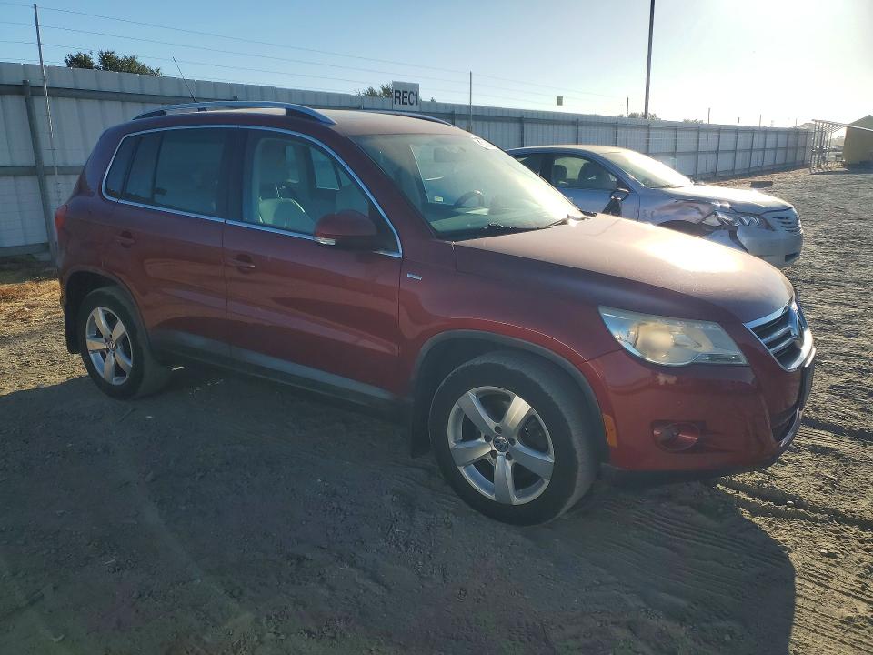 2010 Volkswagen Tiguan VIN WVGAV7AX4AW002306 COPART salvage auction — MINOR DENT/SCRATCHES, CA - DIS/DLR/EXP ONLY CLEAN TITLE, sold $275 on 2026-08-04 (photo 4)