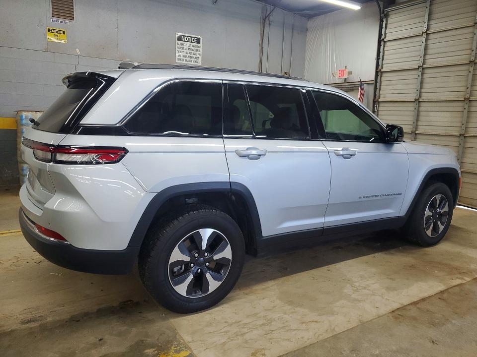 2024 Jeep Cherokee VIN 1C4RJYB64RC721339 COPART salvage auction — MINOR DENT/SCRATCHES, Ga - Dealer Only Clean Title (P), sold $17,500 on 2026-07-29 (photo 3)