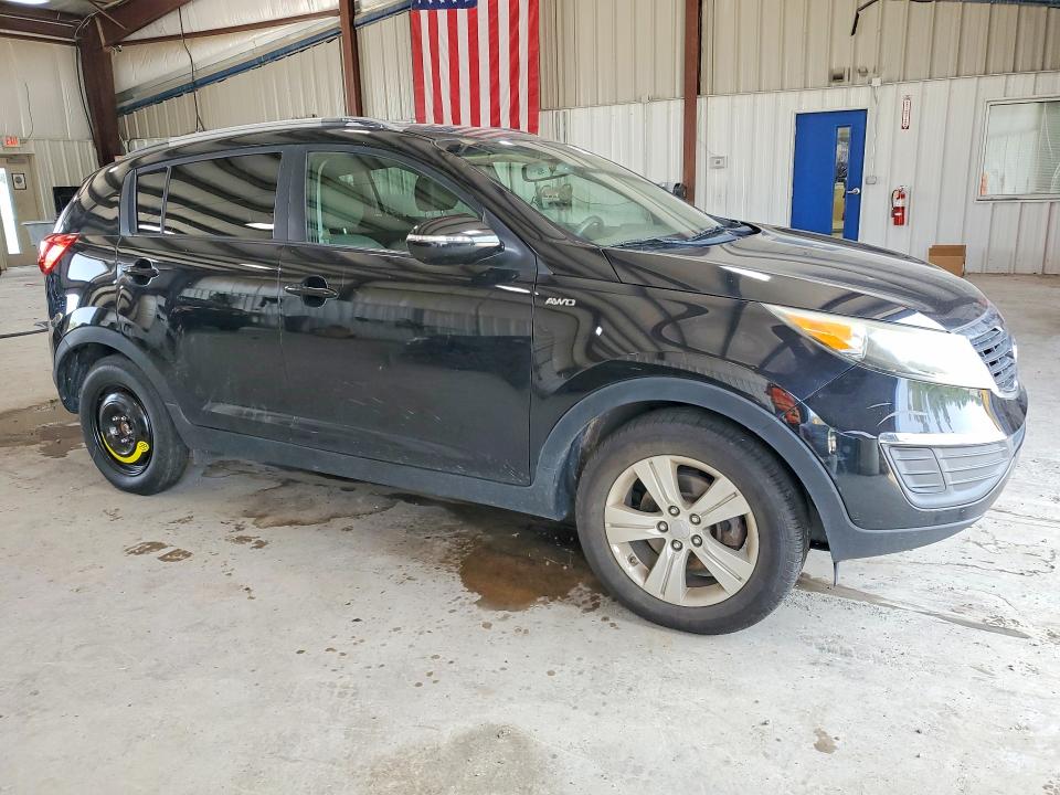 2011 Kia Sportage VIN KNDPBCA2XB7087829 COPART salvage auction — NORMAL WEAR, Pa - Cert Of Title, sold $450 on 2026-07-29 (photo 4)