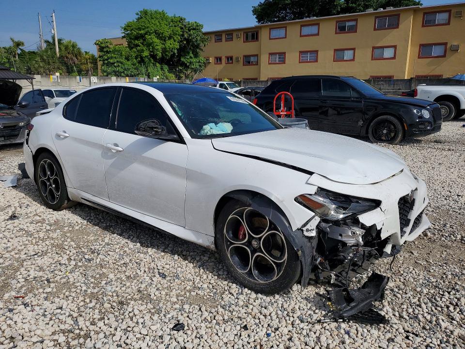2021 Alfa romeo Giulia VIN ZARFANBN9M7640918 COPART salvage auction — FRONT END, Fl - Certificate Of Destruction, sold $875 on 2026-08-18 (photo 4)
