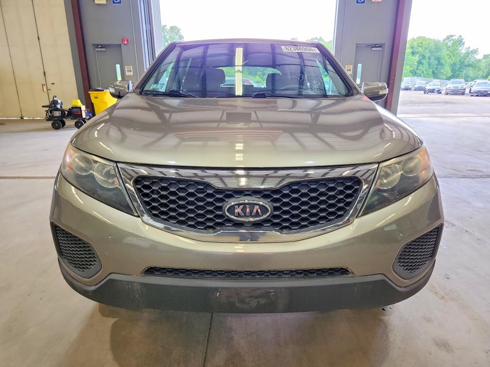 2013 Kia Sorento VIN 5XYKT3A19DG355290 COPART salvage auction — MINOR DENT/SCRATCHES, MA - CERTIFICATE OF TITLE (P), sold $1,800 on 2026-07-27 (photo 5)