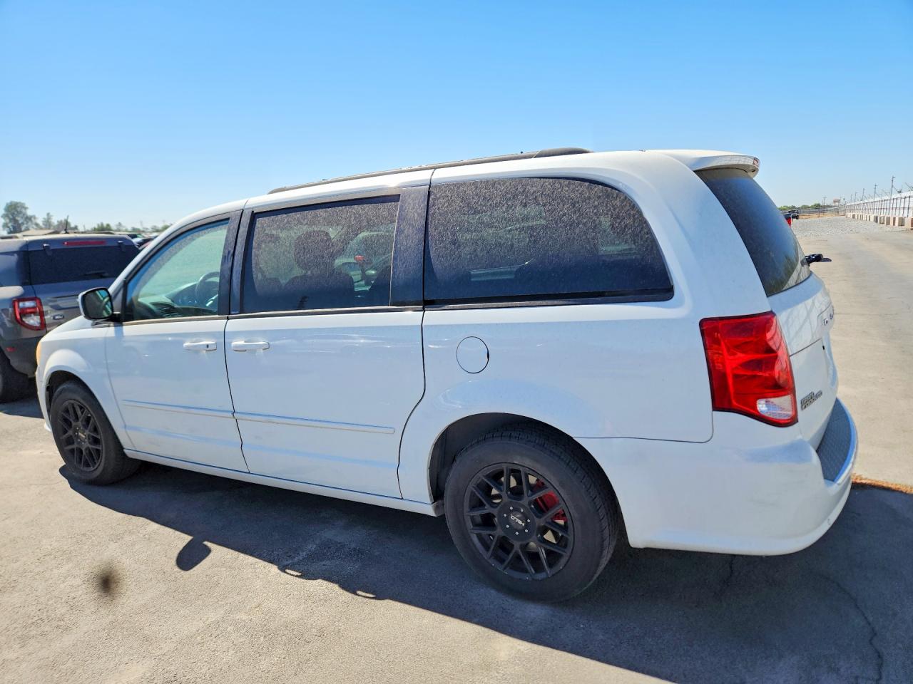 2014 Dodge Caravan VIN 2C4RDGCG5ER344885 COPART salvage auction — Minor Dent/Scratches, Dv - Clean Title, sold $475 on 2026-08-20 (photo 2)