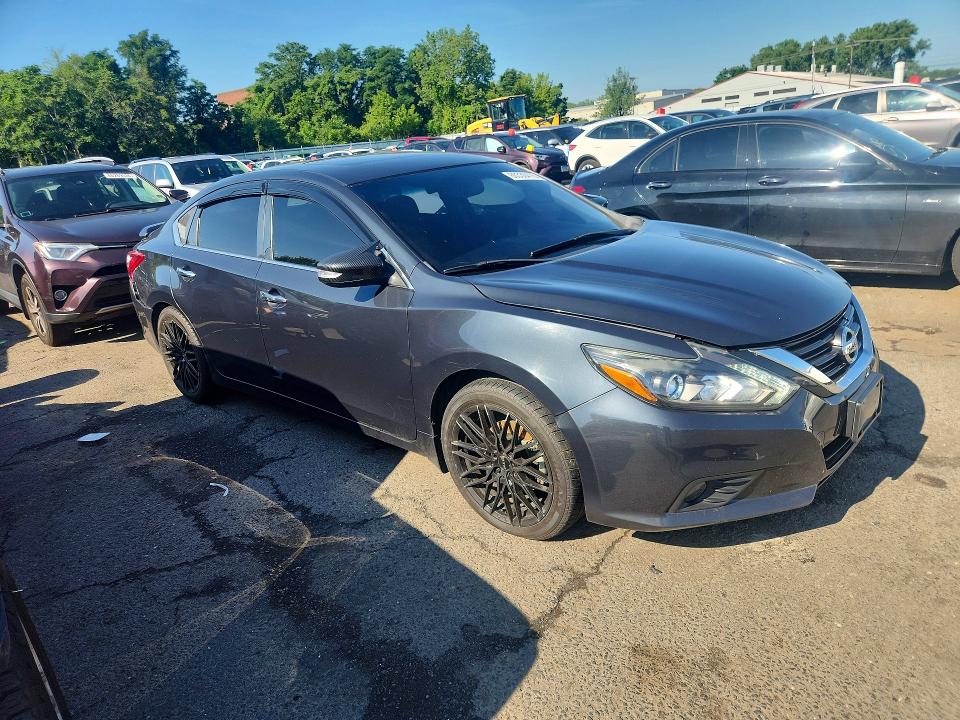 2017 Nissan Altima VIN 1N4AL3AP3HC273233 COPART salvage auction — MINOR DENT/SCRATCHES, Salvage Title, sold $575 on 2026-07-31 (photo 4)