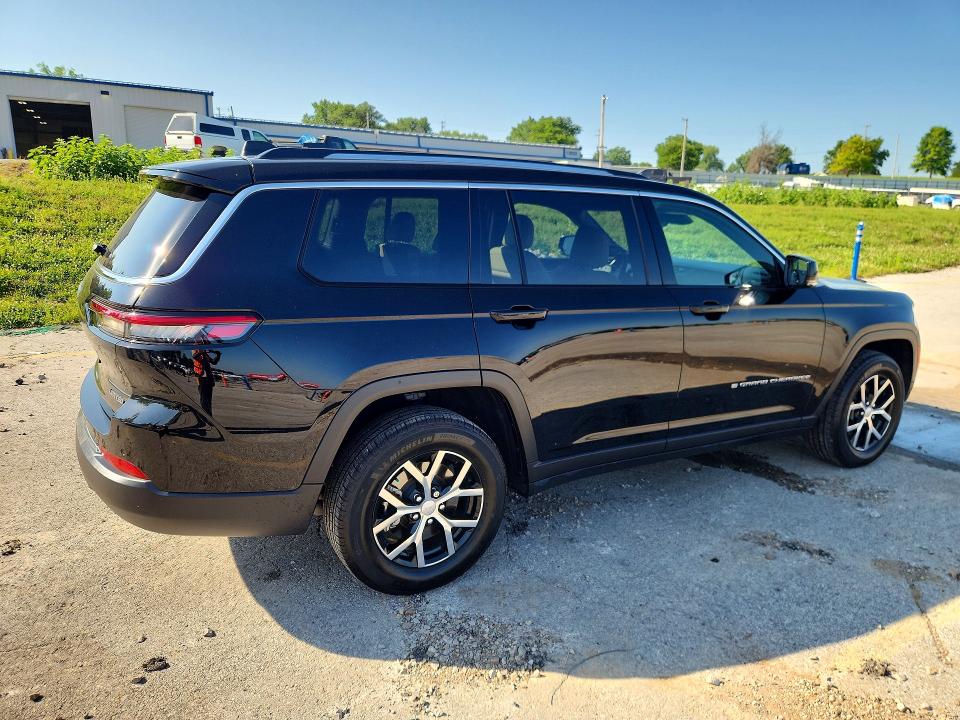 2024 Jeep Grand cherokee l VIN 1C4RJKBG7R8921219 COPART salvage auction — MINOR DENT/SCRATCHES, MO - CERTIFICATE OF TITLE, sold $22,500 on 2026-07-16 (photo 3)