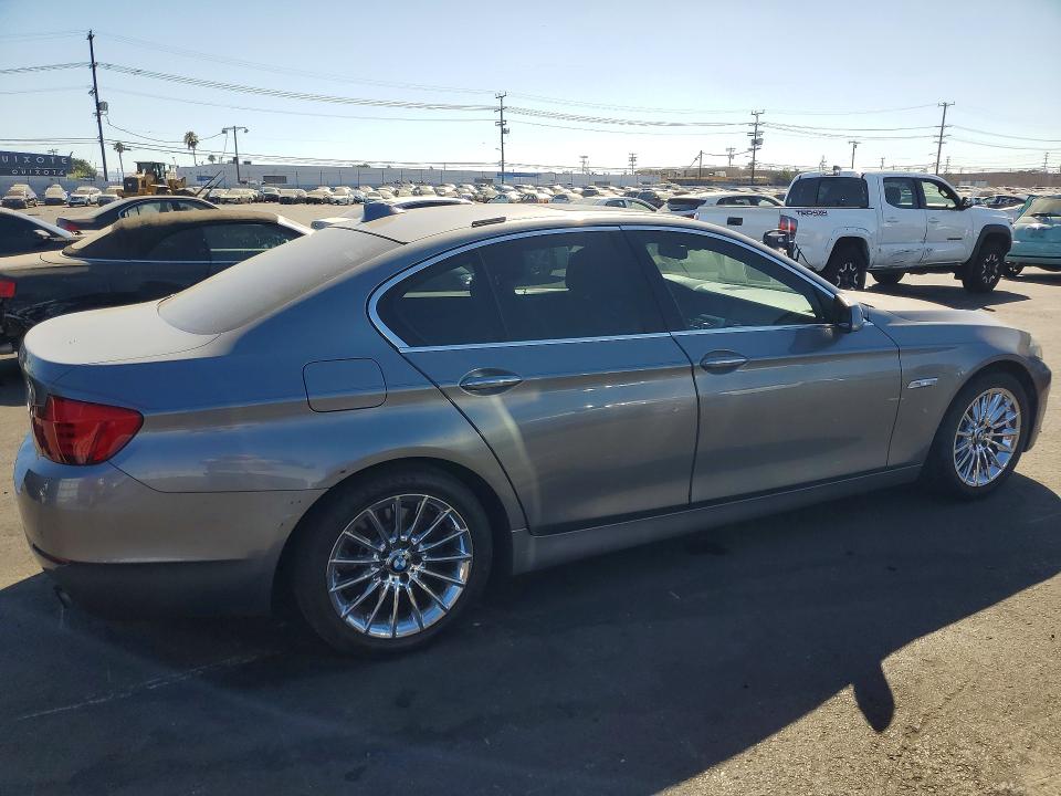 2012 BMW 5er VIN WBAFR7C52CC812299 COPART salvage auction — MINOR DENT/SCRATCHES, Ca - Dis/Dlr/Exp Only Clean Title, sold $700 on 2026-07-27 (photo 3)