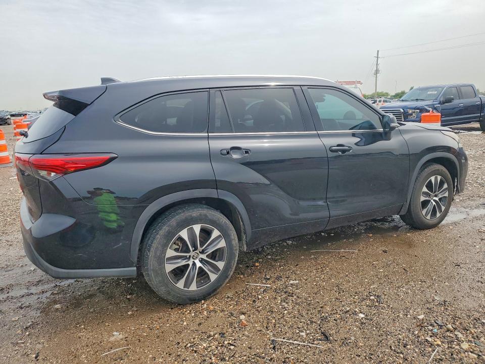 2021 Toyota Highlander VIN 5TDGZRAH1MS039907 COPART salvage auction — MINOR DENT/SCRATCHES, Tx - Certificate Of Title, sold $17,800 on 2026-07-29 (photo 3)