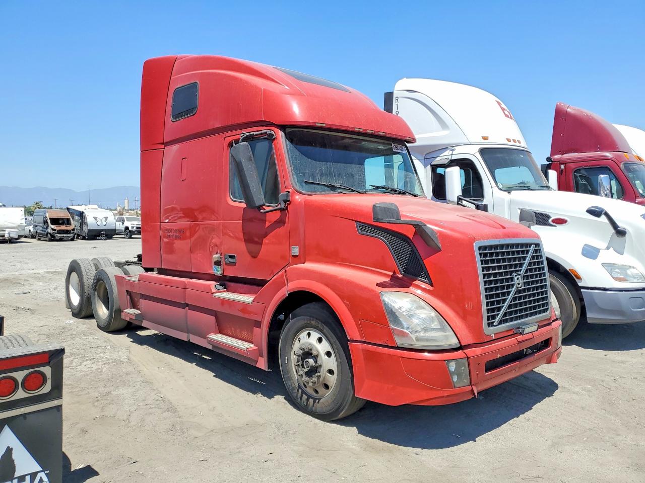 2016 Volvo Vn VIN 4V4NC9EH2GN963404 COPART salvage auction — Side, St - Salvage Title, sold $175 on 2026-08-20 (photo 4)