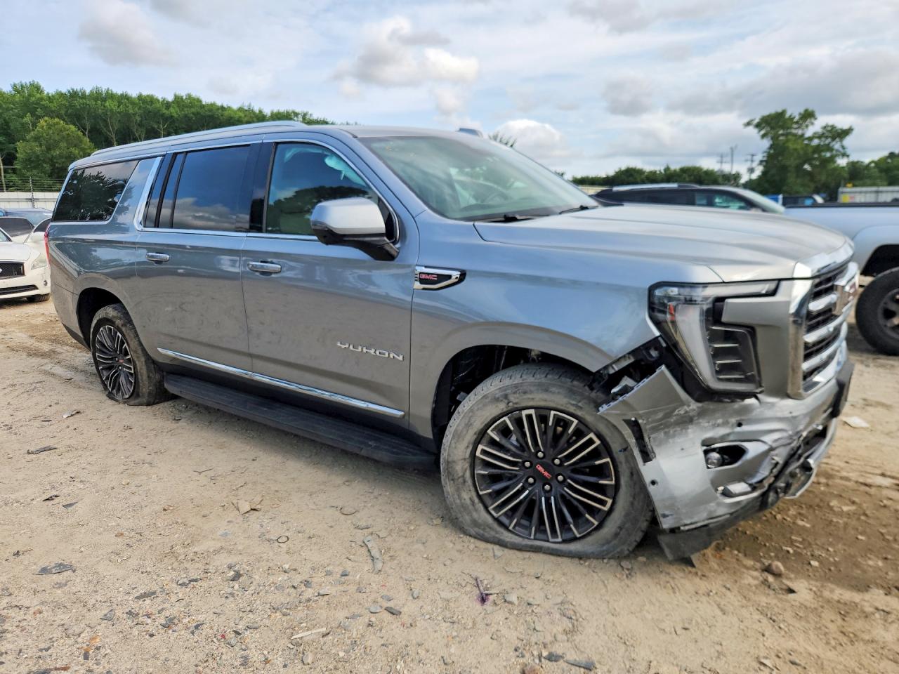 2025 GMC Yukon XL VIN 1GKS2GRD8SR255306 COPART salvage auction — Front End, VA - CERT OF TITLE - SALVAGE, sold $39,000 on 2026-08-04 (photo 4)