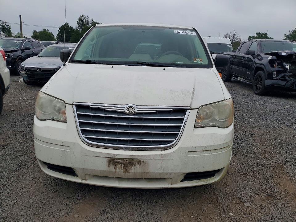 2010 Chrysler Town & Country VIN 2A4RR2D18AR351803 COPART salvage auction — MINOR DENT/SCRATCHES, NJ - CERTIFICATE OF TITLE, sold $1,750 on 2026-09-18 (photo 5)