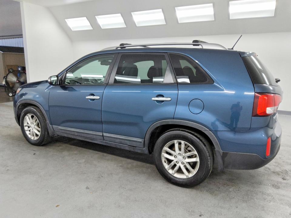 2015 Kia Sorento VIN 5XYKT4A62FG570577 COPART salvage auction — MINOR DENT/SCRATCHES, AZ - CERTIFICATE OF TITLE, sold $1,000 on 2026-07-28 (photo 2)