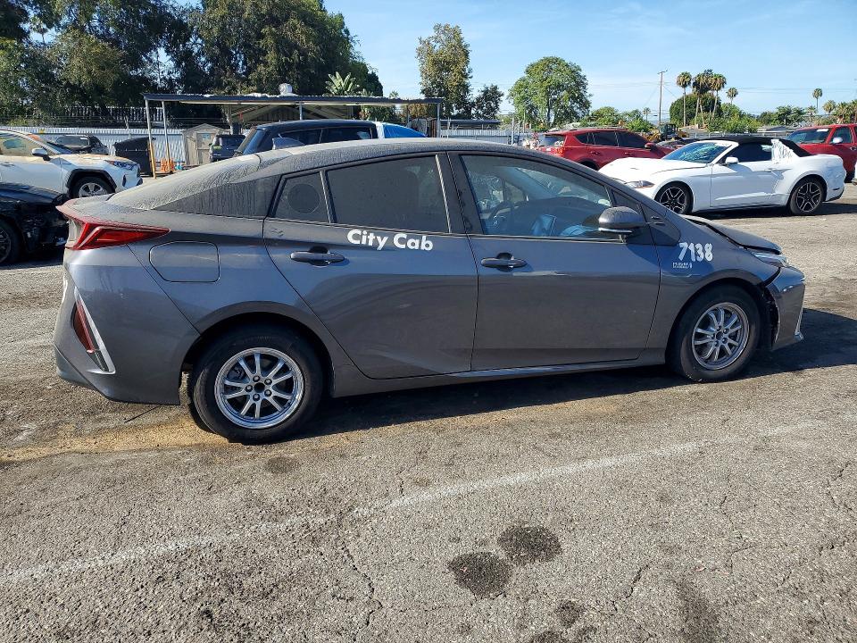 2022 Toyota Prius VIN JTDKAMFPXN3218468 COPART salvage auction — SIDE, CA - DIS/DLR/EXP ONLY CLEAN TITLE, sold $6,000 on 2026-08-01 (photo 3)