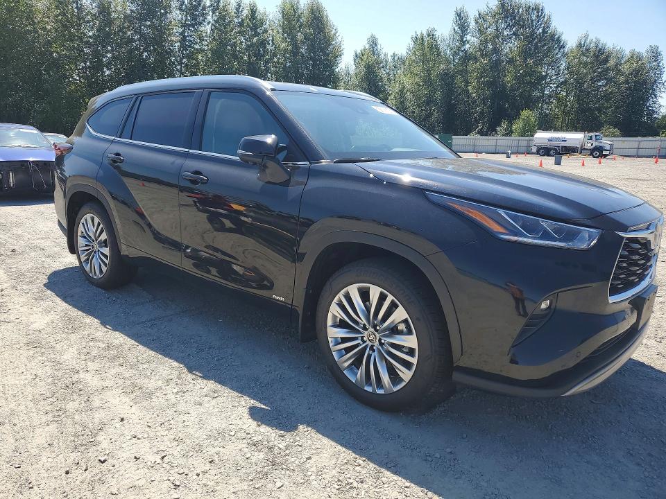 2026 Toyota Highlander hybrid VIN 5TDEBRCH5TS718358 COPART salvage auction — MINOR DENT/SCRATCHES, WA - VEHICLE CERT OF OWNERSHIP-TITL, sold $43,500 on 2026-08-27 (photo 4)