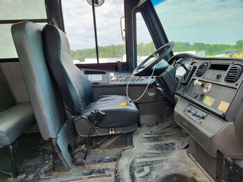 2012 Thomabuses VIN 4UZABRDT9CCBN9740 COPART salvage auction — MINOR DENT/SCRATCHES, IL - CERTIFICATE OF TITLE, sold $2,000 on 2026-09-11 (photo 5)