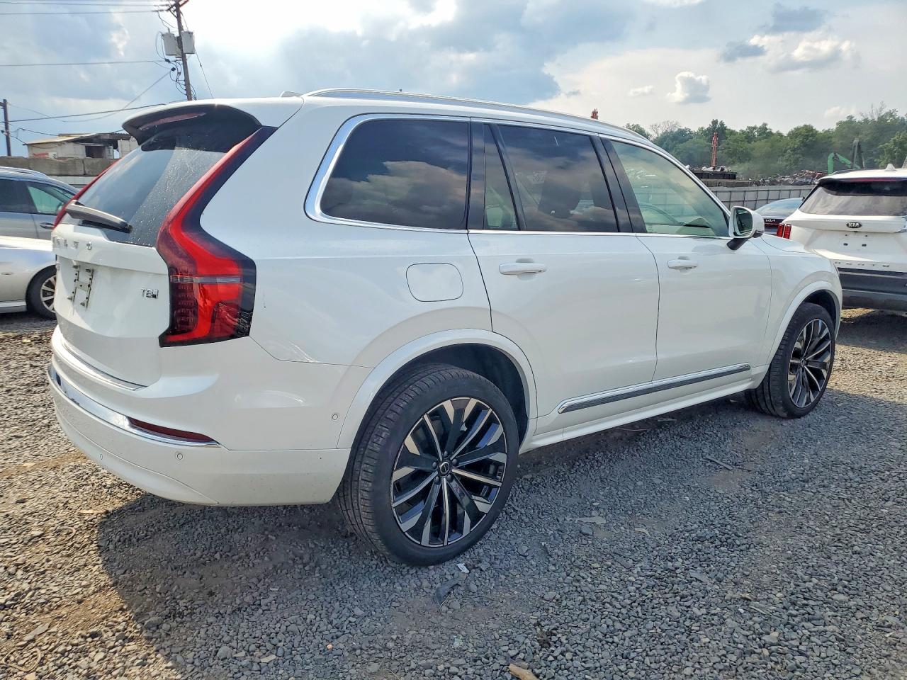 2026 Volvo XC90 VIN YV4H60PFXT1478739 COPART salvage auction — Side, NJ - CERT OF TITLE-SALVAGE, sold $36,250 on 2026-08-07 (photo 3)