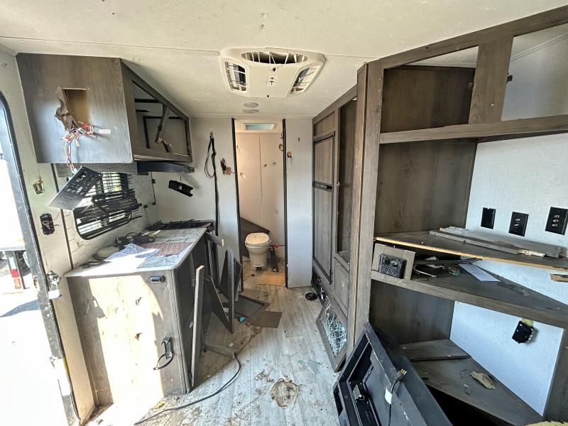 2022 Coach Clipper VIN 5ZT2CWEC0N3131676 COPART salvage auction — VANDALISM, WA - BILL OF SALE, sold $1,500 on 2026-10-01 (photo 5)