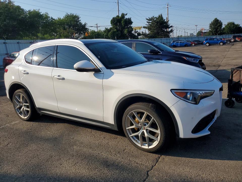 2018 Alfa romeo Stelvio VIN ZASFAKBN2J7B99712 COPART salvage auction — MINOR DENT/SCRATCHES, OH - CERTIFICATE OF TITLE (P), sold $7,000 on 2026-07-29 (photo 4)