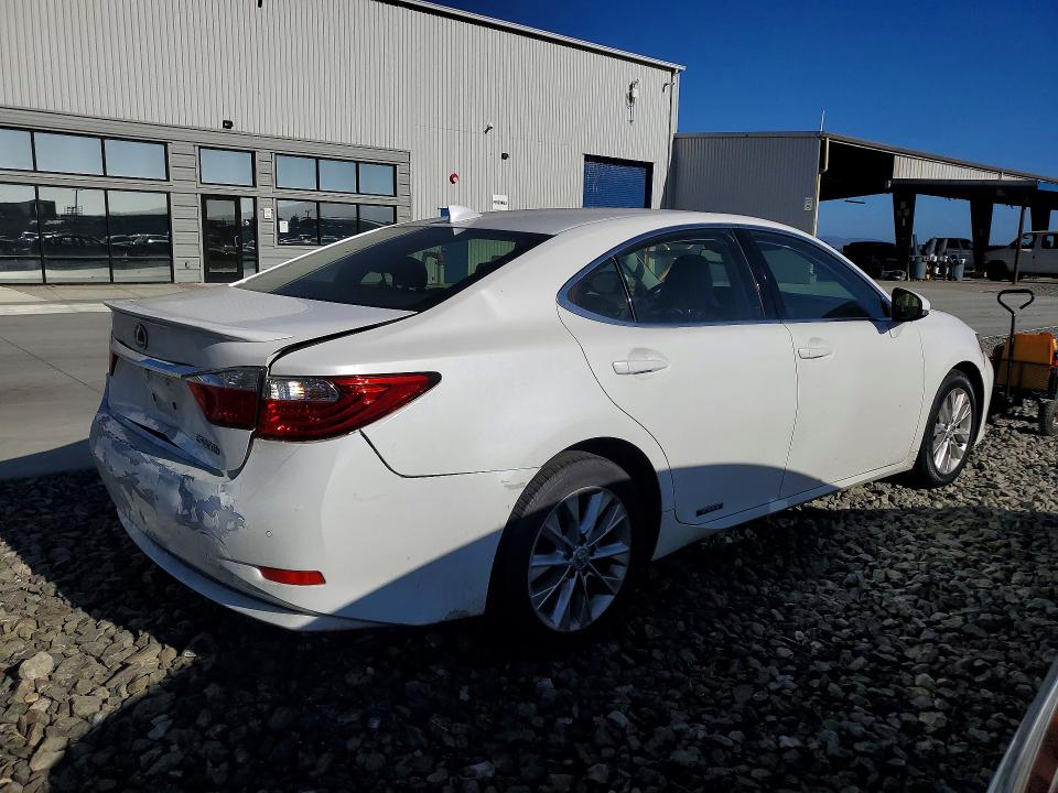 2015 Lexus ES VIN JTHBW1GG5F2095974 COPART salvage auction — REAR END, Salvage Title, sold $3,100 on 2026-07-23 (photo 3)