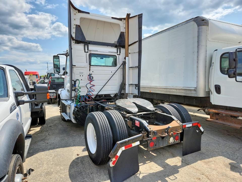 2016 Volvo Vn VIN 4V4N39TG5GN965643 COPART salvage auction — NORMAL WEAR, IN - CERTIFICATE OF TITLE, sold $5,000 on 2026-08-18 (photo 2)