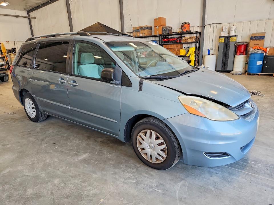 2007 Toyota Sienna VIN 5TDZK23C77S079953 COPART salvage auction — MINOR DENT/SCRATCHES, SC - DEALER ONLY CLEAN TITLE, sold $350 on 2026-07-27 (photo 4)