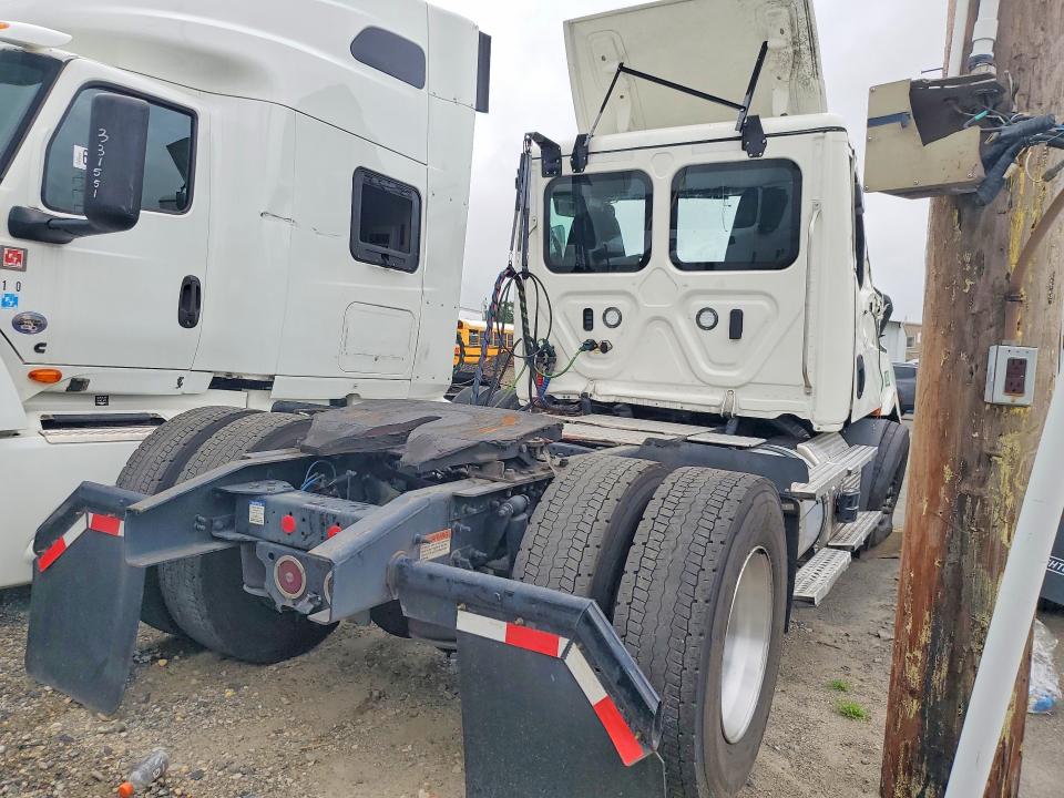 2025 Freightliner Cascadia VIN 3AKBHSDV7SSVX1034 COPART salvage auction — FRONT END, AZ - CERT OF TITLE - SALVAGE, sold $7,000 on 2026-08-13 (photo 3)