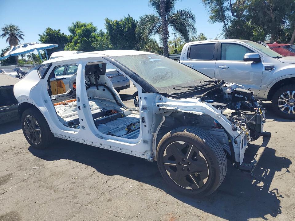 2025 Kia Ev6 VIN 5XYC34JA2SG013493 COPART salvage auction — STRIPPED, Ca - Certificate Of Title, sold $50 on 2026-07-28 (photo 4)
