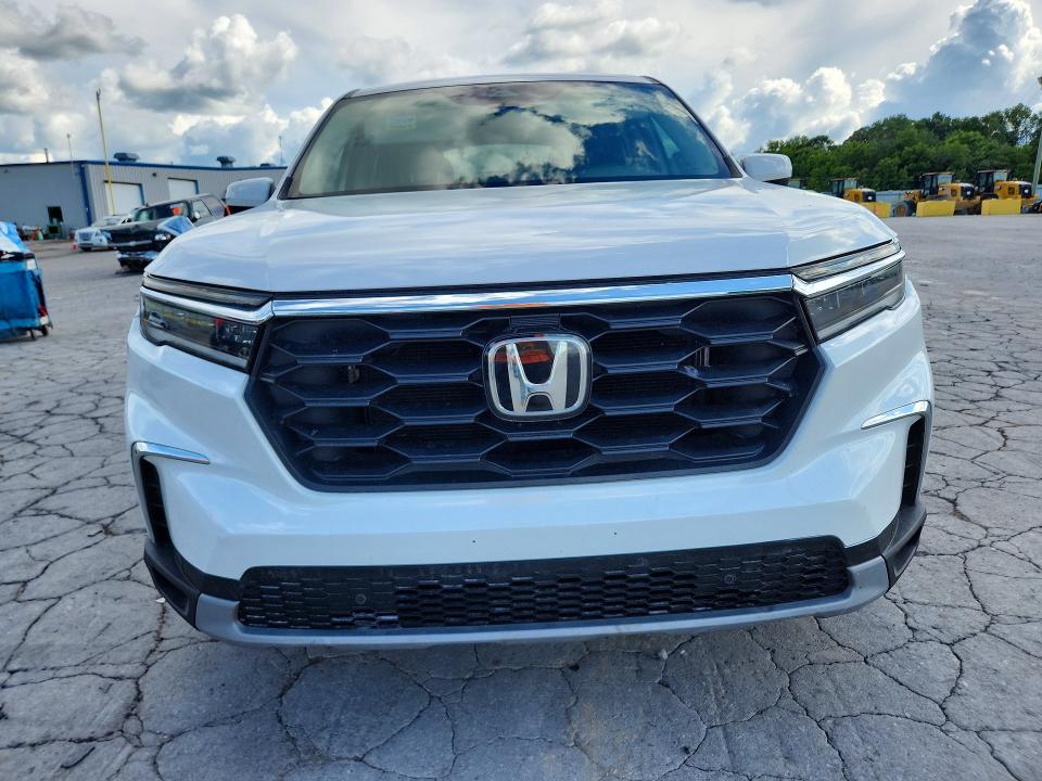 2023 Honda Pilot VIN 5FNYG2H4XPB014517 COPART salvage auction — MINOR DENT/SCRATCHES, Tn - Certificate Of Title, sold $16,200 on 2026-07-29 (photo 5)