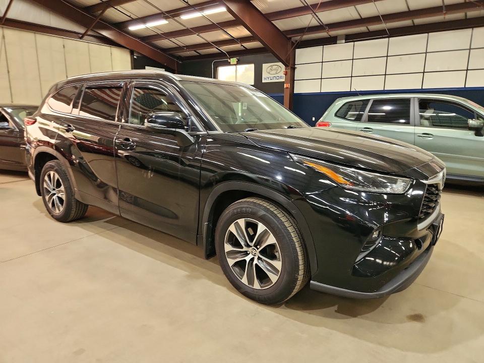 2021 Toyota Highlander VIN 5TDGZRBH8MS093297 COPART salvage auction — MINOR DENT/SCRATCHES, Salvage Title, sold $8,600 on 2026-07-16 (photo 4)