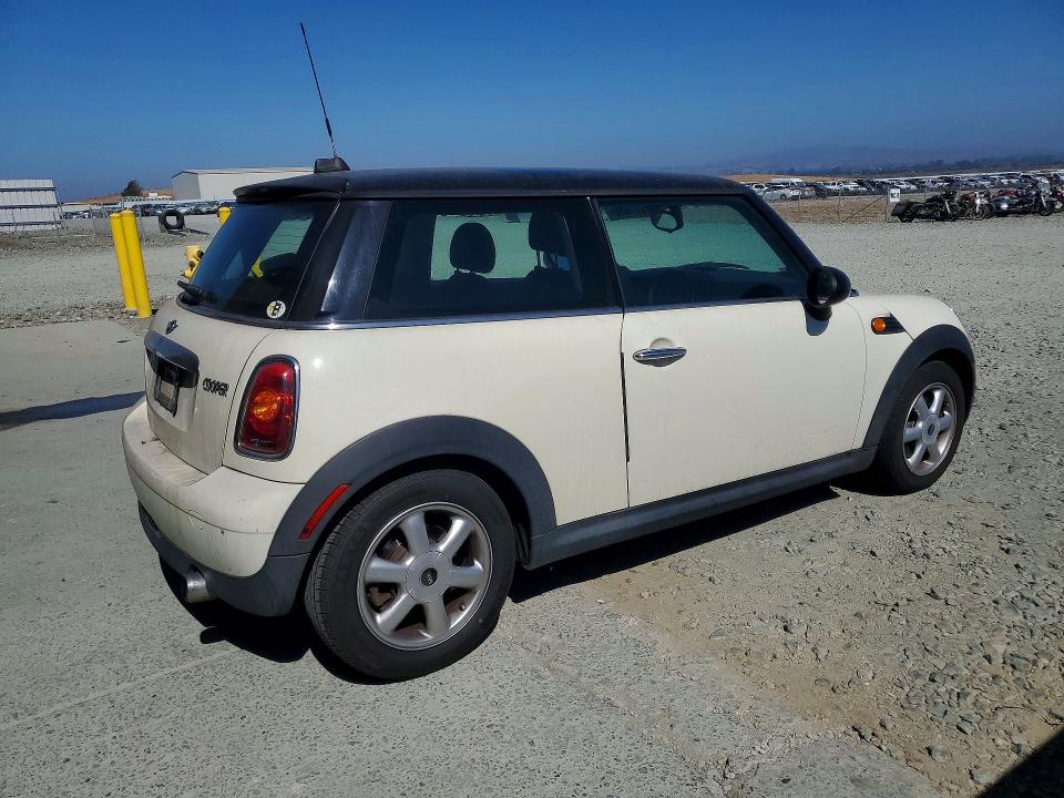 2009 Mini Cooper VIN WMWMF335X9TU75740 COPART salvage auction — MINOR DENT/SCRATCHES, CA - DIS/DLR/EXP ONLY CLEAN TITLE, sold $150 on 2026-08-03 (photo 3)