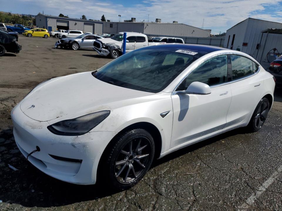2018 Tesla Model 3 VIN 5YJ3E1EA1JF013218 COPART salvage auction — MINOR DENT/SCRATCHES, Ca - Certificate Of Title, sold $17,007 on 2026-09-01 (photo 1)