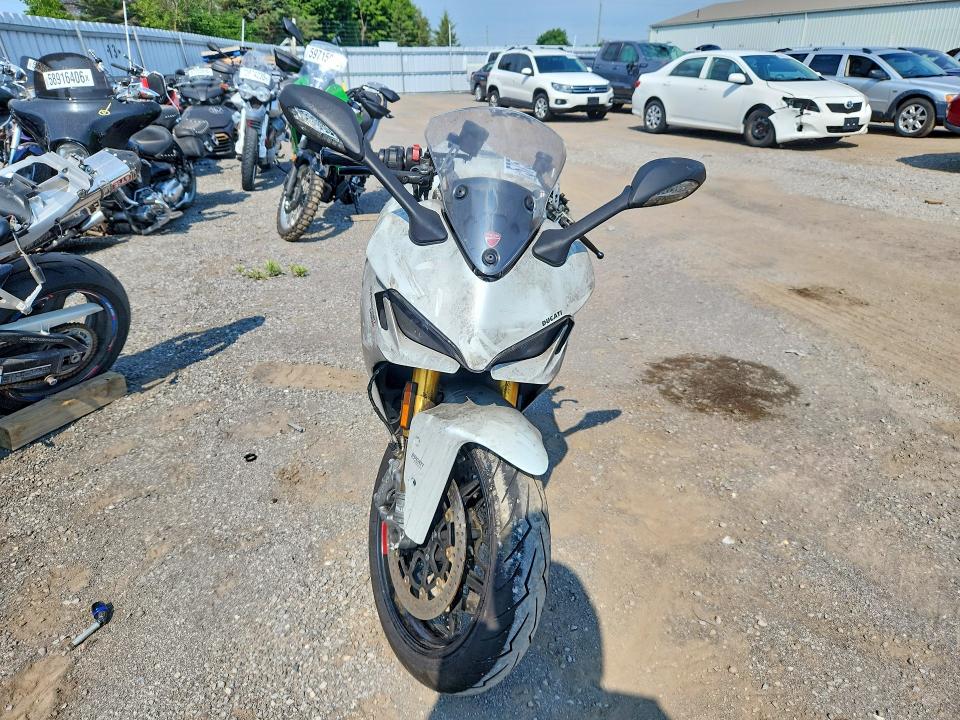 2022 Ducati Supersport VIN ZDMVABDS8NB003948 COPART salvage auction — BURN, On - Permit No Brand - Unfit, sold $6,200 on 2026-08-04 (photo 2)