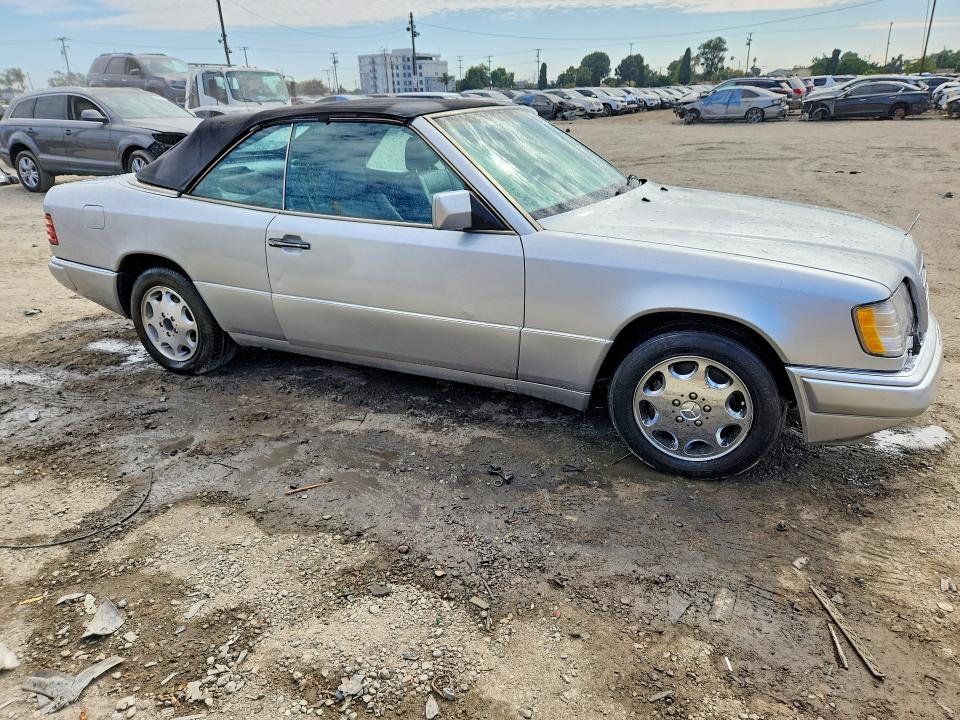 1995 Mercedes-benz E-class VIN WDBEA66E7SC185995 COPART salvage auction — MINOR DENT/SCRATCHES, Nv - Dis/Dlr/Exp Only Clean Title (P), sold $1,750 on 2026-07-27 (photo 4)