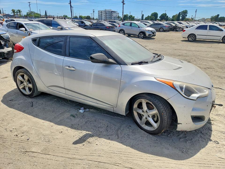 2015 Hyundai Veloster VIN KMHTC6AD3FU239306 COPART salvage auction — MINOR DENT/SCRATCHES, CA - DIS/DLR/EXP ONLY CLEAN TITLE, sold $275 on 2026-07-23 (photo 4)