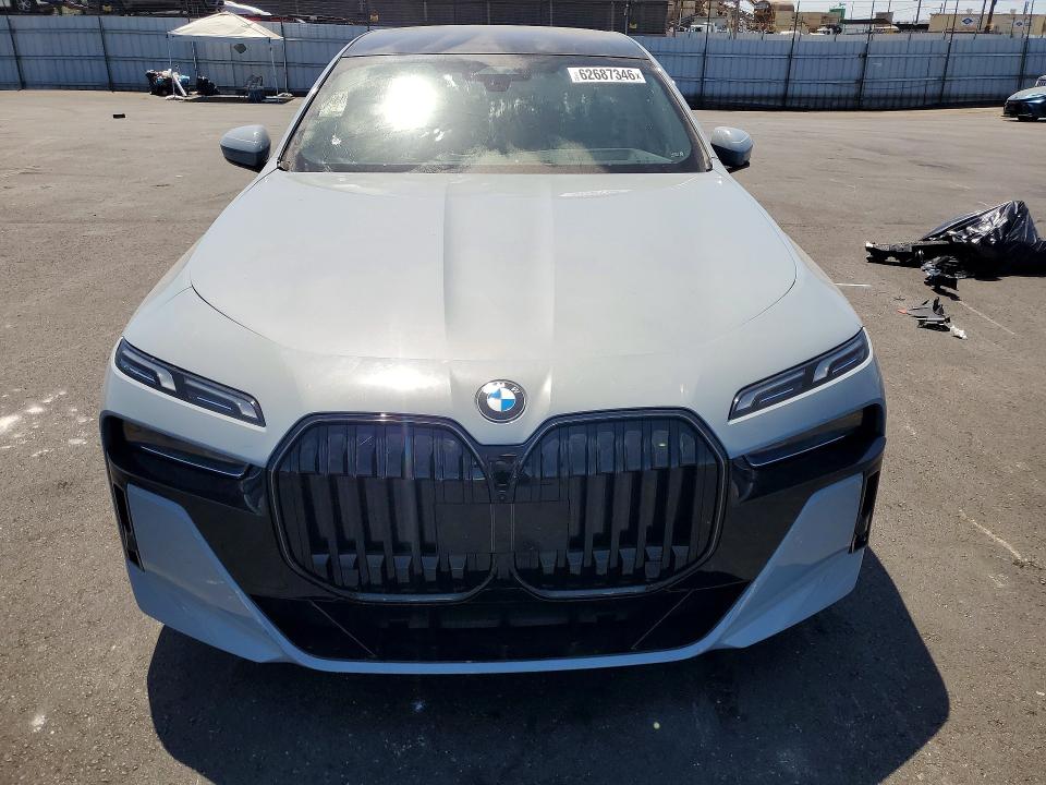 2025 BMW 7 series VIN WBA23EH01SCU79495 COPART salvage auction — REAR END, CA - DIS/DLR/EXP ONLY CLEAN TITLE, sold $45,000 on 2026-08-17 (photo 5)