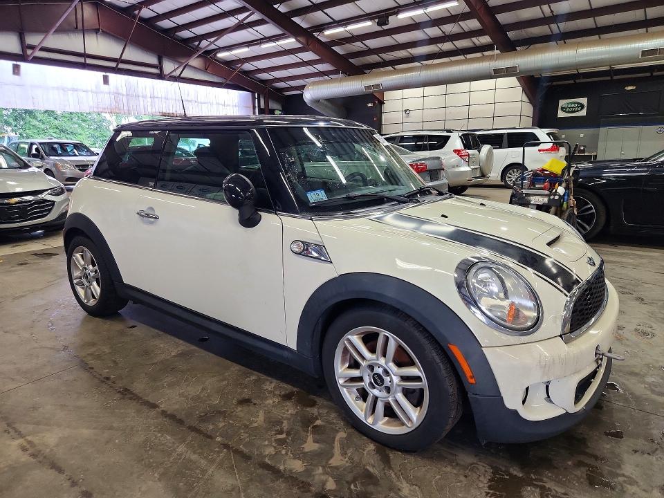 2013 Mini Cooper VIN WMWSV3C58DT394657 COPART salvage auction — MINOR DENT/SCRATCHES, Ma - Certificate Of Title (P), sold $1,800 on 2026-08-04 (photo 4)