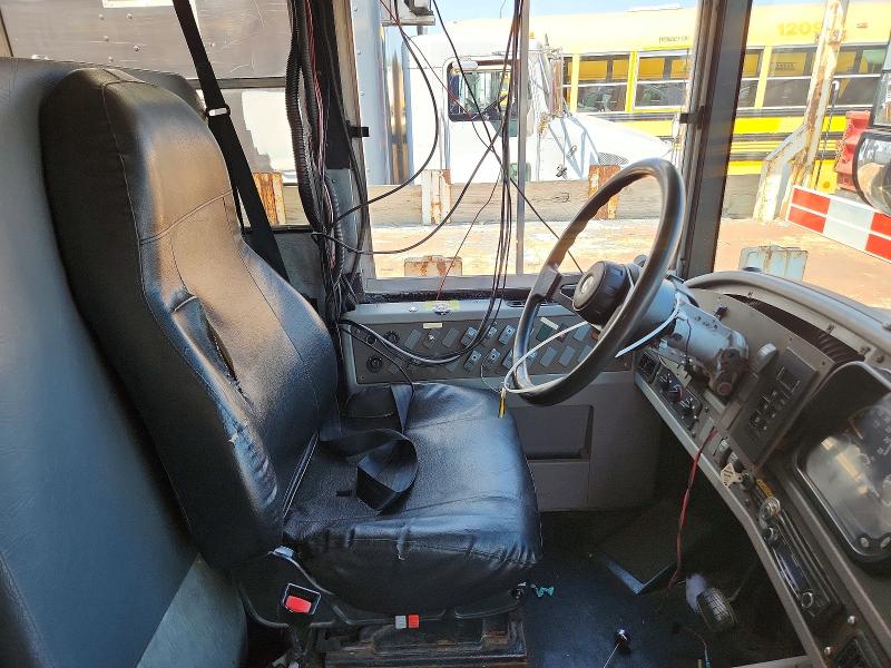 2012 Thomas Saf-t-liner hdx VIN 1T7YN4E25C1150015 COPART salvage auction — NORMAL WEAR, IL - CERTIFICATE OF TITLE, sold $1,450 on 2026-09-01 (photo 5)