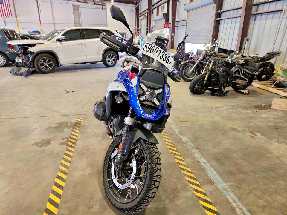 2025 BMW R 1300 VIN WB10M2305S6L52869 COPART salvage auction — REJECTED REPAIR, Salvage Title, sold $11,100 on 2026-07-22 (photo 2)