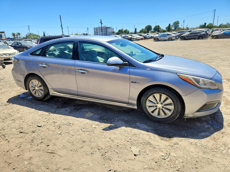 2016 Hyundai Sonata hybrid VIN KMHE24L10GA011804 COPART salvage auction — MINOR DENT/SCRATCHES, CA - DIS/DLR/EXP ONLY CLEAN TITLE, sold $700 on 2026-07-09 (photo 4)