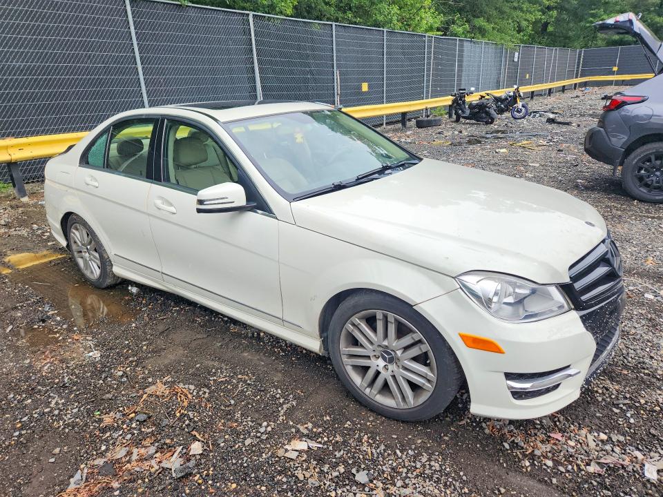 2012 Mercedes-benz C-klasse VIN WDDGF8BB3CR226324 COPART salvage auction — MINOR DENT/SCRATCHES, MD - CERTIFICATE OF TITLE, sold $700 on 2026-07-31 (photo 4)