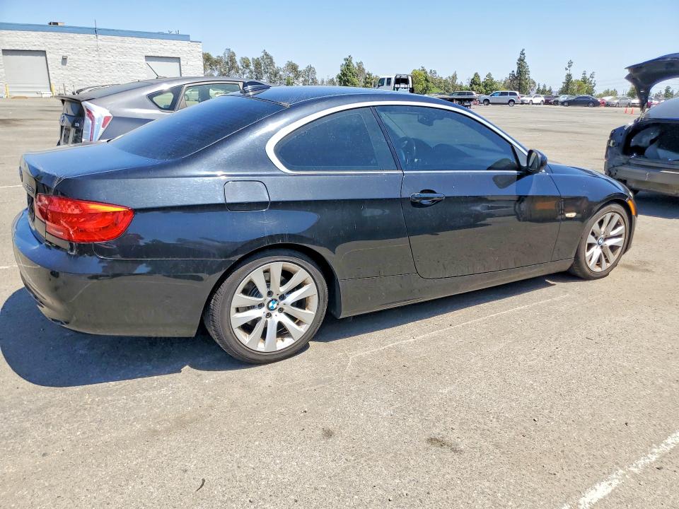 2012 BMW 3er VIN WBAKE5C59CE755960 COPART salvage auction — NORMAL WEAR, Ca - Dis/Dlr/Exp Only Clean Title, sold $1,400 on 2026-08-04 (photo 3)