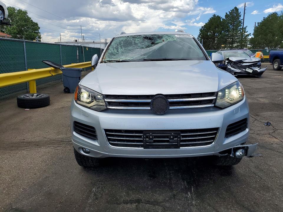 2012 Volkswagen Touareg VIN WVGFK9BP7CD001805 COPART salvage auction — ROLLOVER, Co - Salvage Title, sold $350 on 2026-08-13 (photo 5)