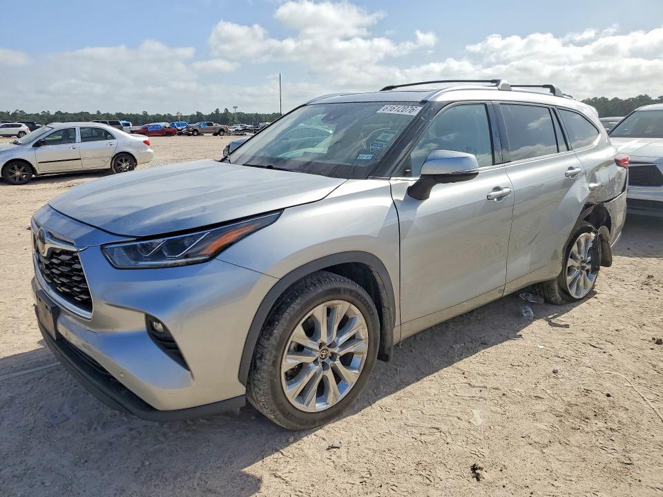 2022 Toyota Highlander VIN 5TDYZRAHXNS111905 — COPART salvage auction photo