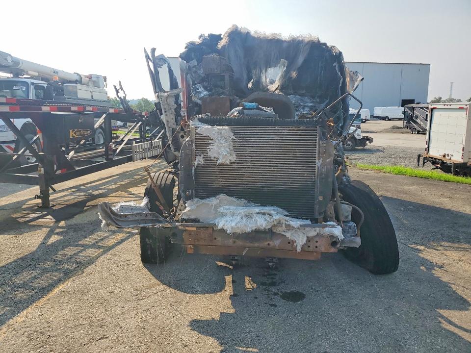 2015 Freightliner Cascadia VIN 1FUJGLD51FLGE8274 COPART salvage auction — BURN, PA - CERTIFICATE OF SALVAGE, sold $150 on 2026-07-22 (photo 5)
