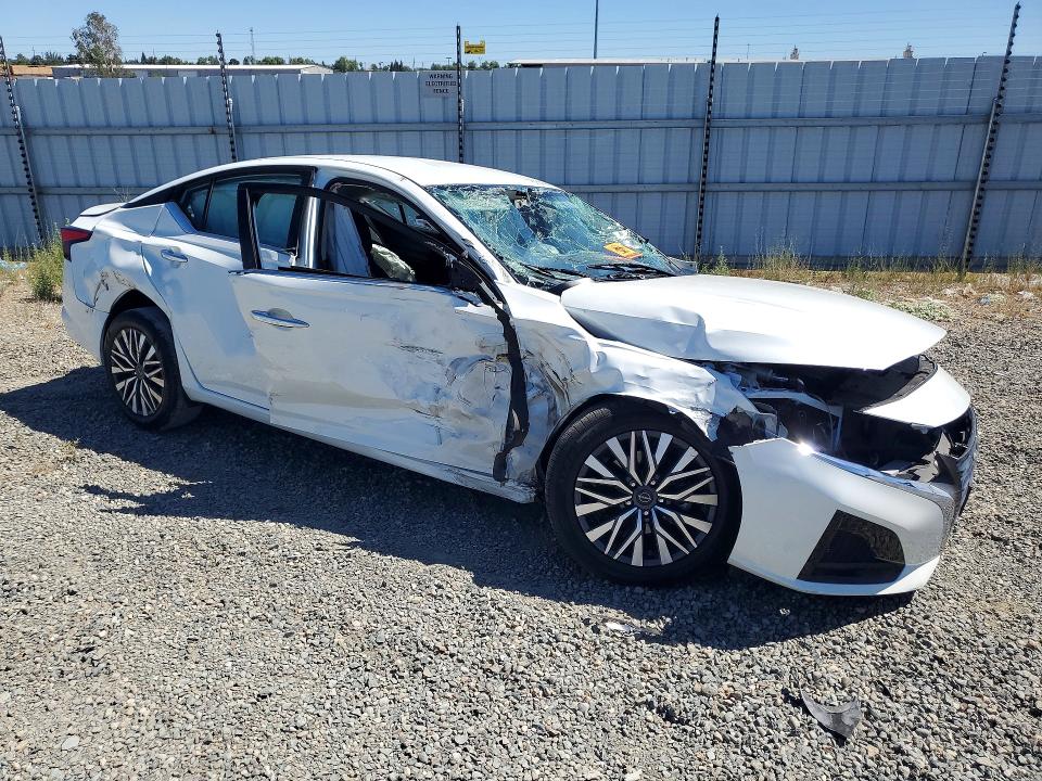 2024 Nissan Altima VIN 1N4BL4DV7RN399315 COPART salvage auction — ROLLOVER, Salvage Title, sold $625 on 2026-08-20 (photo 4)