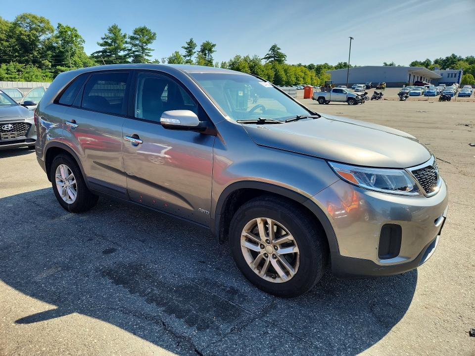 2015 Kia Sorento VIN 5XYKTCA67FG560315 COPART salvage auction — NORMAL WEAR, Ct - Certificate Of Title, sold $1,175 on 2026-08-02 (photo 4)