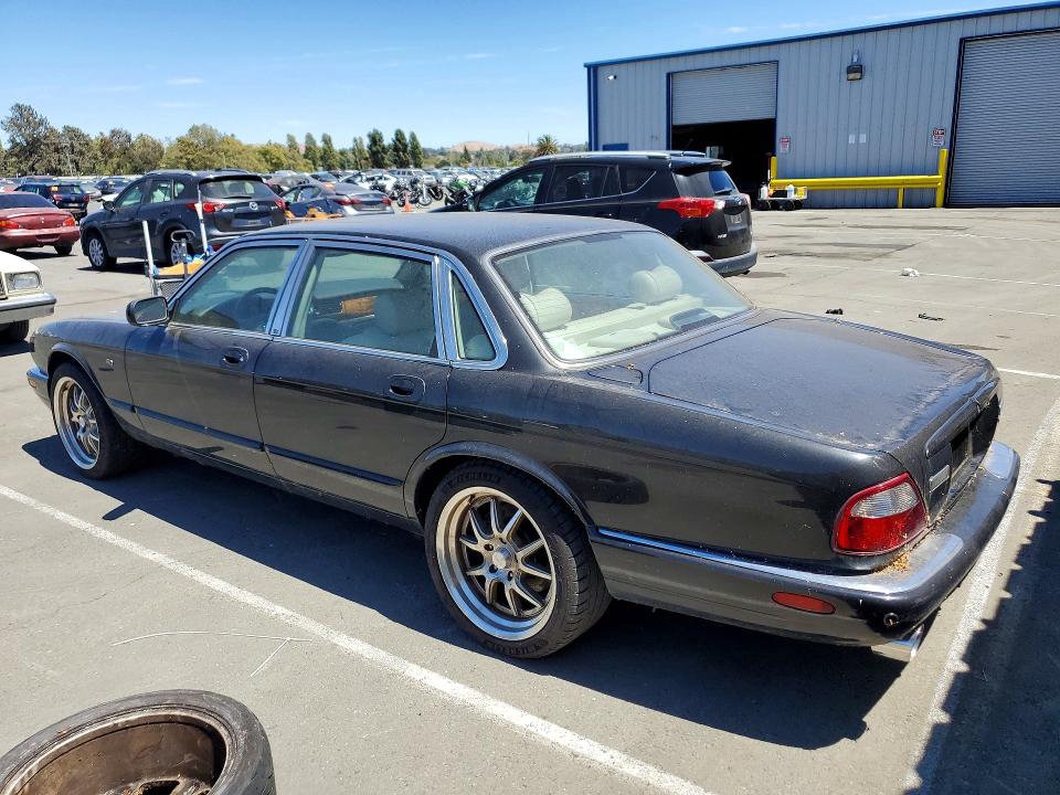 2002 Jaguar Xj series VIN SAJDA15B32MF42532 COPART salvage auction — MINOR DENT/SCRATCHES, Ca - Dis/Dlr/Exp Only Clean Title, sold $475 on 2026-07-31 (photo 6)