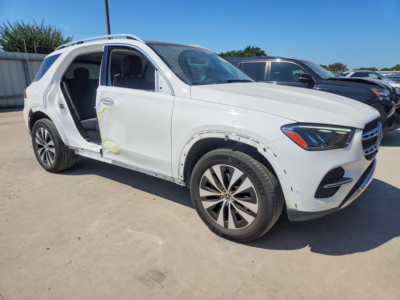 2025 Mercedes-Benz GLE-Class VIN 4JGFB4FB0SB327618 COPART salvage auction — Side, TX - SALVAGE VEHICLE TITLE, sold $28,750 on 2026-08-17 (photo 4)
