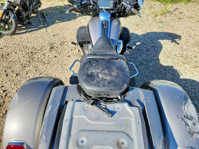 2017 Harley-davidson Flhtcutg VIN 1HD1MAD14HB856286 COPART salvage auction — ALL OVER, ND - CERT OF TITLE - SALVAGE VEHICL, sold $7,300 on 2026-08-27 (photo 6)