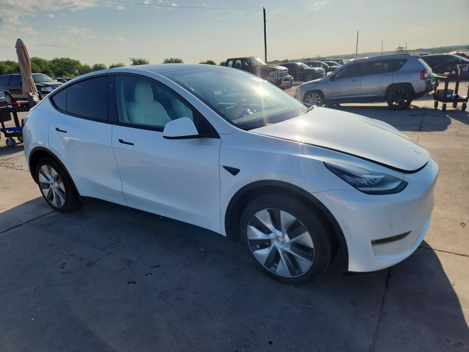 2022 Tesla Model y VIN 7SAYGDEE2NF419618 COPART salvage auction — WATER/FLOOD, Tx - Cert Of Title-Reblt Slvg Flood (P), sold $6,900 on 2026-07-16 (photo 4)